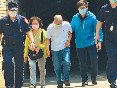 4月30日，殉職鐵路警察李承翰父親（左三）聽到凶嫌無罪，無法接受，被扶著離開法院，但6月4日卻傳出病逝消息。