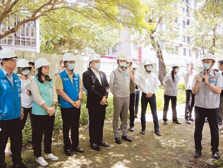 新竹市議會到東門城及護城河，針對排水改善、東門城及護城河周邊景觀改善3項工程做市政考察。（邱立雅攝）