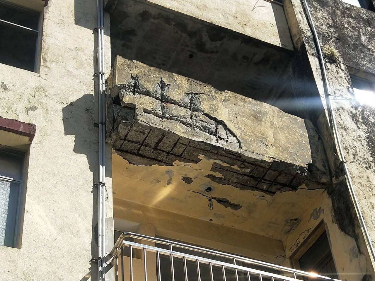 基隆市一戶住宅鋼筋裸露,陽台快崩落,市府開罰仍不理,附近住戶膽戰心驚。記者游明煌/攝影