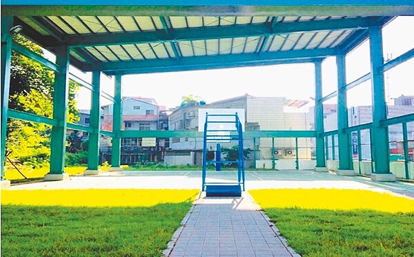 新北市議員何淑峰批1000萬元建深坑市民活動中心天幕,如鐵皮毫無美學概念,體育處興建須納入美學概念。圖/新北市議員何淑峰提供