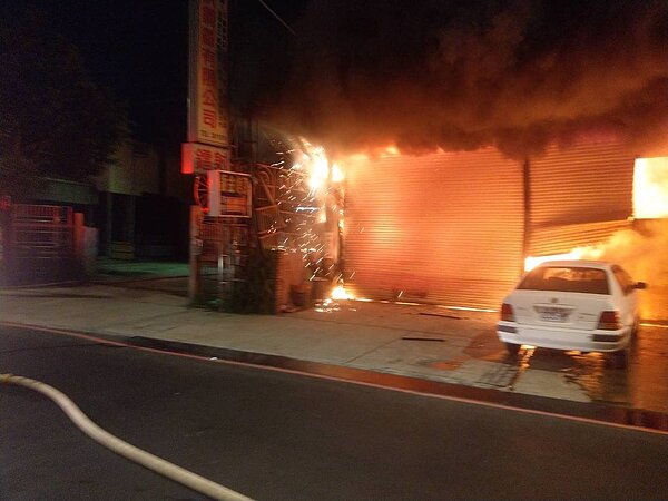 桃園莊敬路1間鐵皮車廠今凌晨2點多發生火警，幸未釀傷亡。記者曾健祐/翻攝