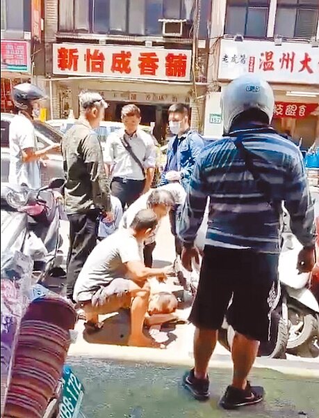 北市再傳隨機傷人,黃男遭警方壓制在地。(警方提供/陳鴻偉台北傳真)