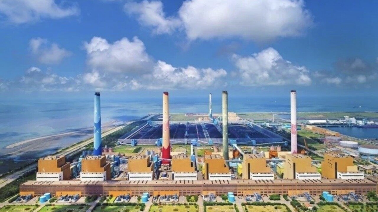 台電公司台中火力發電廠可能重啟市府廢照機組,爭議再起。 聯合報系資料照片