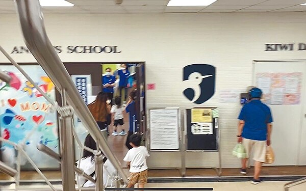 奇異鳥新莊中平分校未立案,竟收幼童遭教育局開罰6萬。(投訴者提供/戴上容新北傳真)