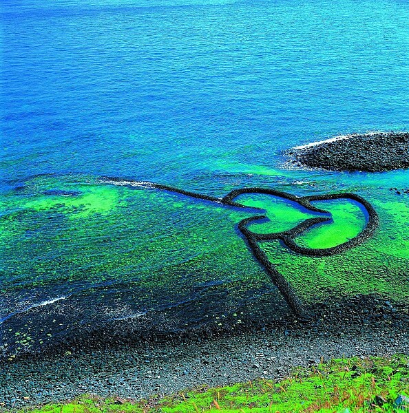 飛往澎湖的機位幾乎已一位難求,圖為澎湖七美的雙心石滬。 圖/澎湖縣政府提供