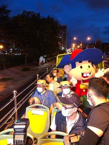 雙層巴士玩台南，看遍景點也不難，半價延長至年底，三倍券搭僅一百。圖／新聞及國際關係處提供