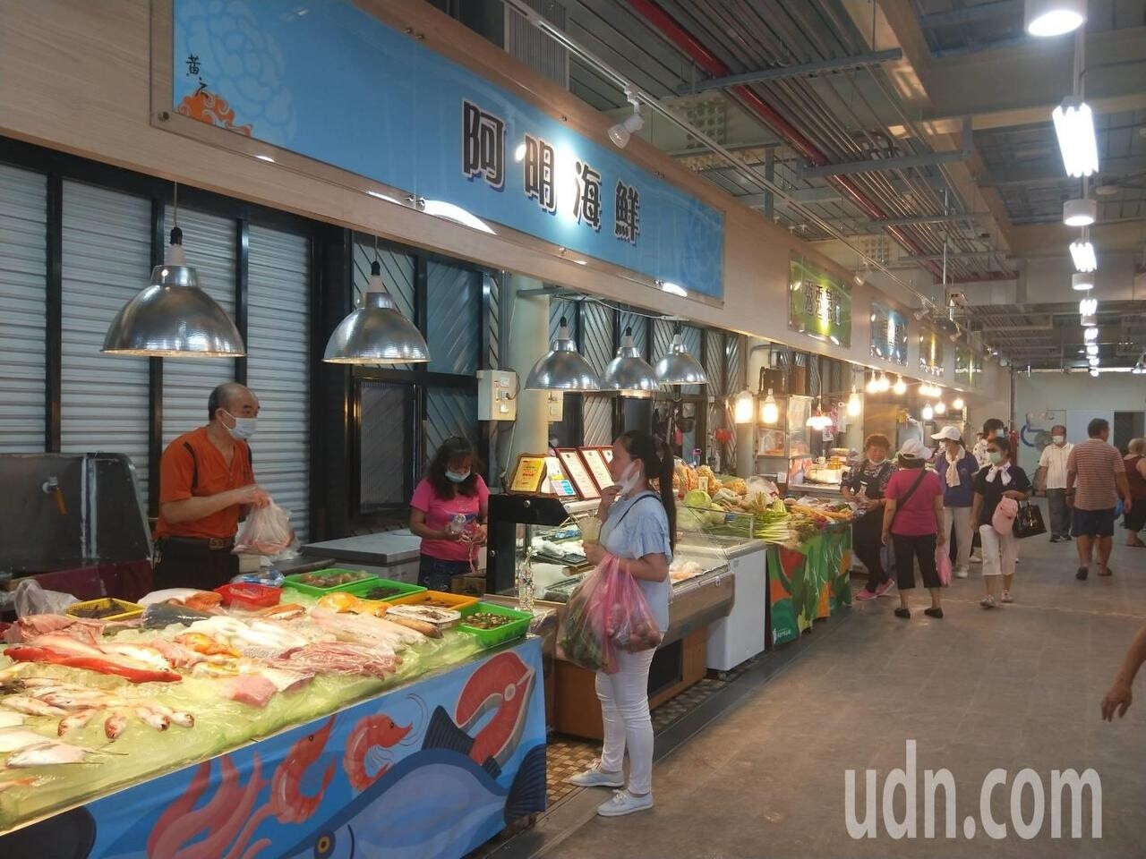 新北市長侯友宜(右一)發送發財金給攤商。記者江婉儀/攝影