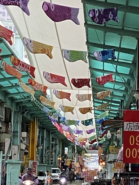 高雄市新興區南華商圈改造後掛起鯉魚造型旗。圖／高雄市經發局提供