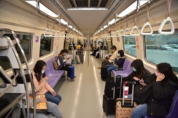 機捷旅客近月來都配合戴上口罩搭車。圖/桃園捷運公司提供