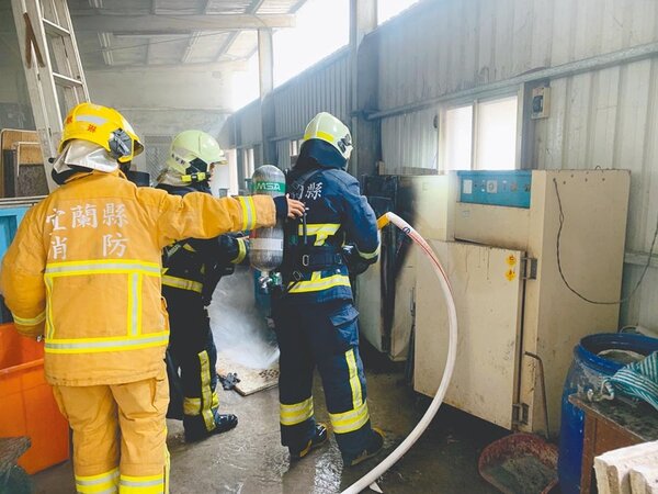 宜蘭大學實驗室1台乾燥機疑似過熱爆炸起火，造成1名學生受傷，所幸無生命危險。（宜蘭縣消防局提供／胡健森宜蘭傳真）
