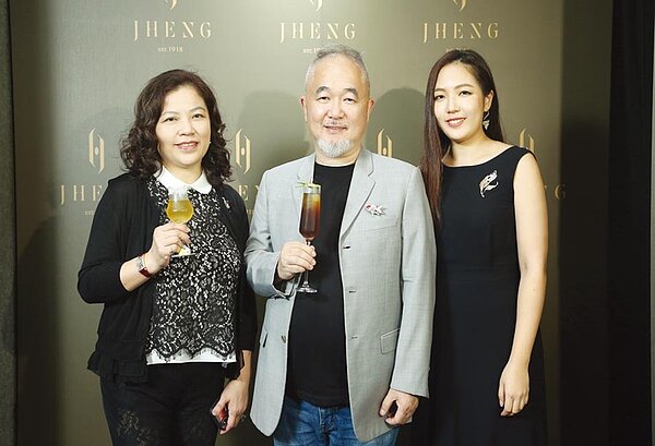 國內珠寶老店旗下創新品牌JHENG JEWELLERY新店開幕，品牌主理人鄭敏聰（中）與夫人吳美惠、品牌總監Joan Chang（右）。圖／JHENG JEWELLERY提供