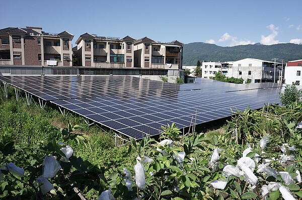 花蓮中南區有愈來愈多農地，改「種」太陽能光電板。記者王燕華／攝影 