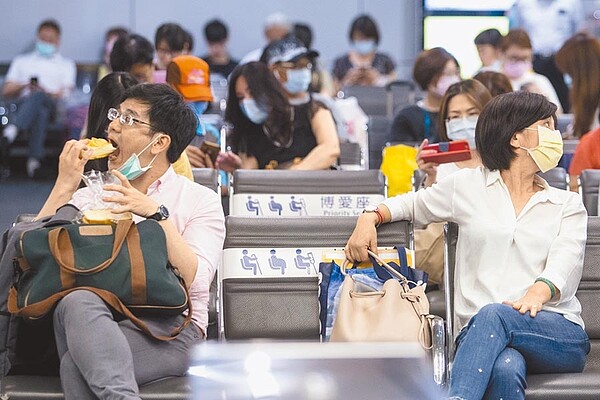 6月7日解封在即,在能保持社交距離前提下,包括雙鐵和國內線航班飲食解禁、恢復商品販售;高鐵可賣自由座,台鐵每列120張站票。圖為民眾在高鐵等候大廳用餐等車情形。圖/中時記者鄧博仁攝
