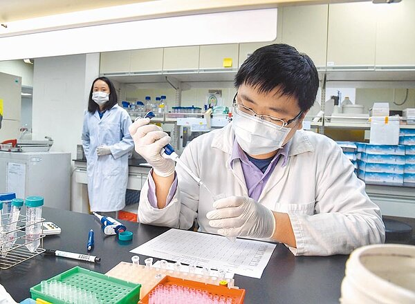 凌越生醫所研發的抗體快篩試劑,可在10分鐘內測出一個人是否正在感染或曾經染疫,食藥署昨宣布已核准專案製造,成為首例核准的國產抗體試劑。圖為凌越生醫實驗室。(中央社)