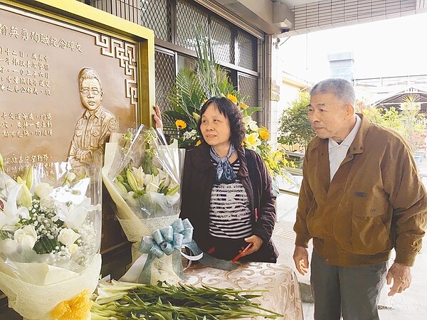 殉警李承翰銅雕肖像紀念碑文設在鐵警局嘉義派出所前，李增文（右）生前與妻子為此感到欣慰，認為兒子不孤單了，但他卻不幸抑鬱而亡。（本報資料照片）