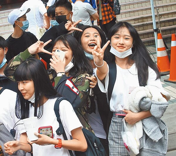國中會考5日寄成績單,今年5科都拿5A的考生共1萬7418人。圖為考完試後,考生們露出開心笑容。(中時電子報資料照片)