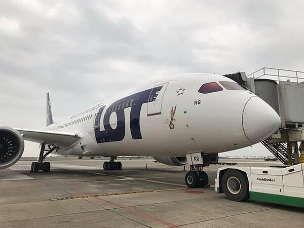 波蘭台北辦事處今天表示,118位台灣在波蘭留學生將搭包機,預計7日返回台灣,這是台灣波蘭之間首次載客直航,圖為波蘭航空4月時首度安排航機來台,載運醫療物資回波蘭。圖/取自波蘭台北辦事處臉書