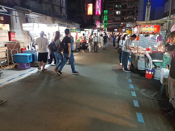 北市府今年推動「北市攤販長期精進計畫」，首個改善的夜市選在公館夜市，最近新設路邊「藍虛線」，限制攤商擺攤範圍，讓巷弄變整齊，不影響通行與救火動線。記者翁浩然／攝影 