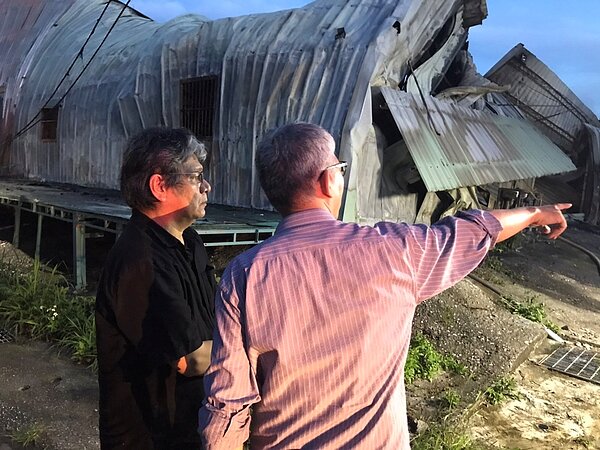 紙風車與綠光劇團佈景道具工廠遭祝融吞噬,紙風車基金會執行長暨劇團創辦人李永豐(左)與紙風車劇團團長任建誠趕往現場查看。圖/紙風車劇團提供