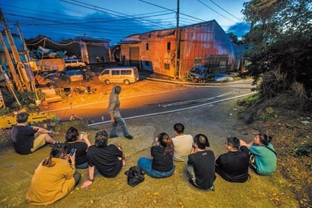 其實不只紙風車和綠光，雲門、優人神鼓兩個團體都曾遭遇火劫。圖為紙風車劇團位於新北市八里的幕後工作室6日凌晨遭大火吞噬。（杜宜諳攝）