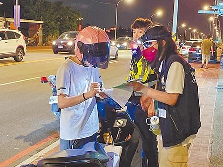 桃園警分局5日晚間執行夜間改裝噪音車取締,短短2小時取締改裝噪音車14件、嚴重超速20件、蒐證通報召回臨時檢驗22件。(蔡依珍攝)