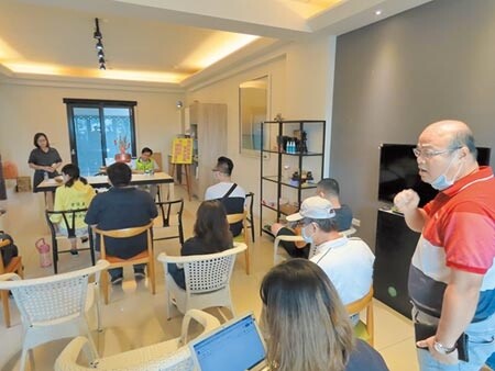台南市善化區蓮潭里受惠南科發展迅速,基礎建設卻跟不上,里長陳紫晶與里民6日舉行記者會,說出在地人心聲。(莊曜聰攝)