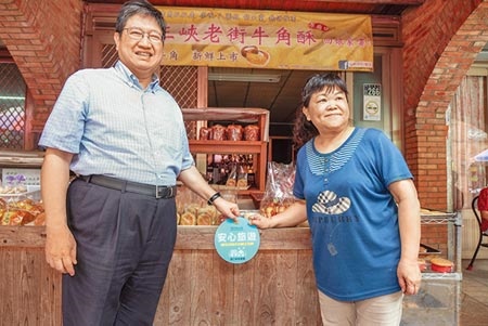 新竹縣長楊文科（左）與商家共同貼上「安心旅遊標章」。（羅浚濱攝）