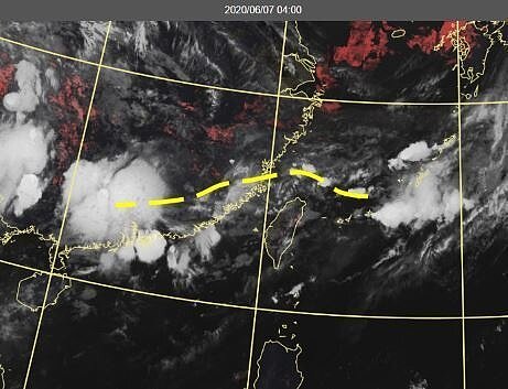 今晨4時真實色雲圖顯示，鋒面在北部海面向西延伸至華南，台灣上空有稀疏的中高雲。圖／取自「三立準氣象．老大洩天機」專欄
