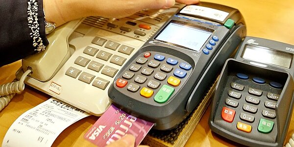 國銀拚振興，全方位推出信用卡、基金理財、外幣理財的回饋。圖／中時電子報資料照片