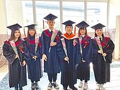 勤益科大畢典送桔梗　暖助花農