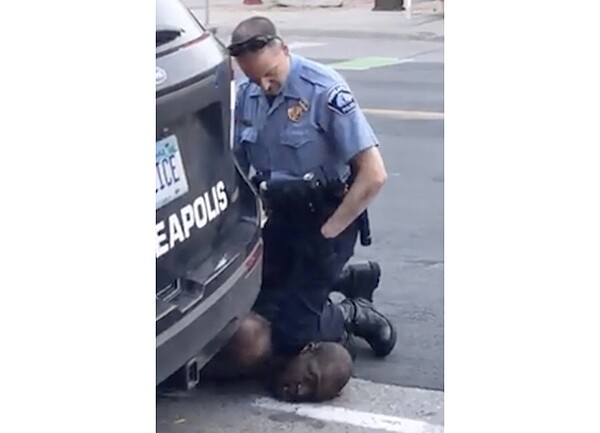 明尼蘇達州明尼亞波利斯市五日同意禁止警察再使用鎖喉方式控制嫌犯,並要求員警若目擊其他同僚使用不當武力,必須試圖阻止;這是非裔男子佛洛伊德身亡後,該市警方推動改革的第一個具體行動。圖/取自twitter