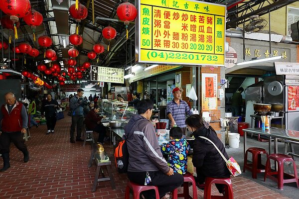 為協助攤商度過疫情難關,台中市政府祭出公有市場、公有民營市場、攤販集中區使用費及租金,打對折措施將延長至6月。圖/台中市政府提供