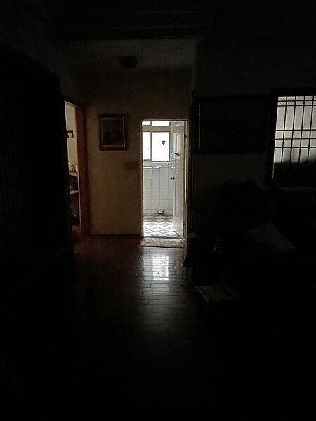 民眾在臉書地方社團回報停電狀況,地點遍及雙北多區。圖/取自臉書社團《我是永和人》