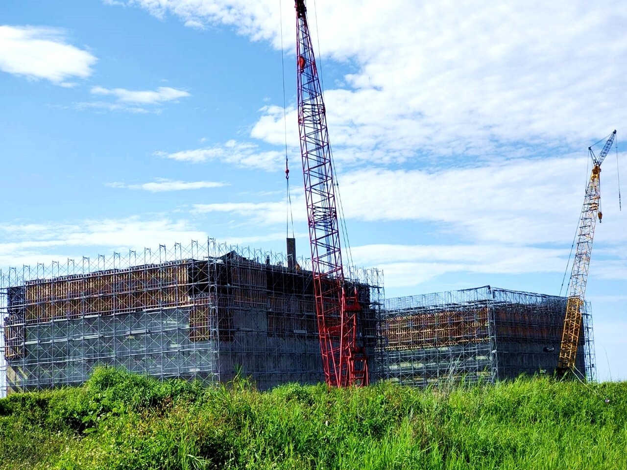 台東市卑南溪出海口北岸沙灘上,矗立兩座外觀有如大樓的建築體,其實是富岡漁港颱風災修工程用的大型沉箱。記者羅紹平/攝影