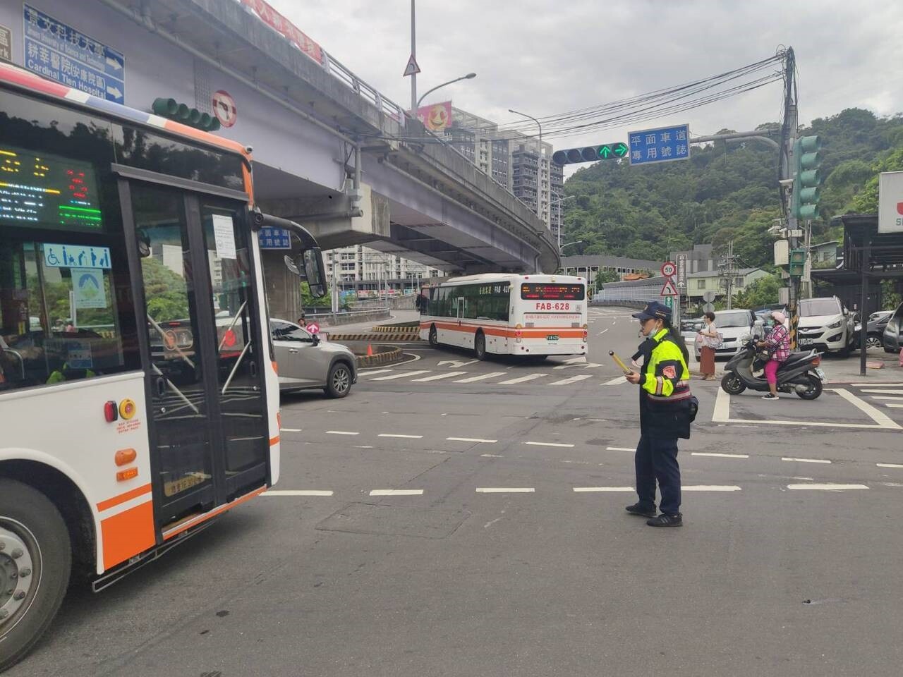新店安坑輕軌工程疑似挖破瓦斯管線,警方目前在沿線派員疏導交通。記者陳俊智/翻攝