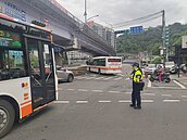 疑輕軌工程挖破管線　新店安和路3段瓦斯外洩影響交通