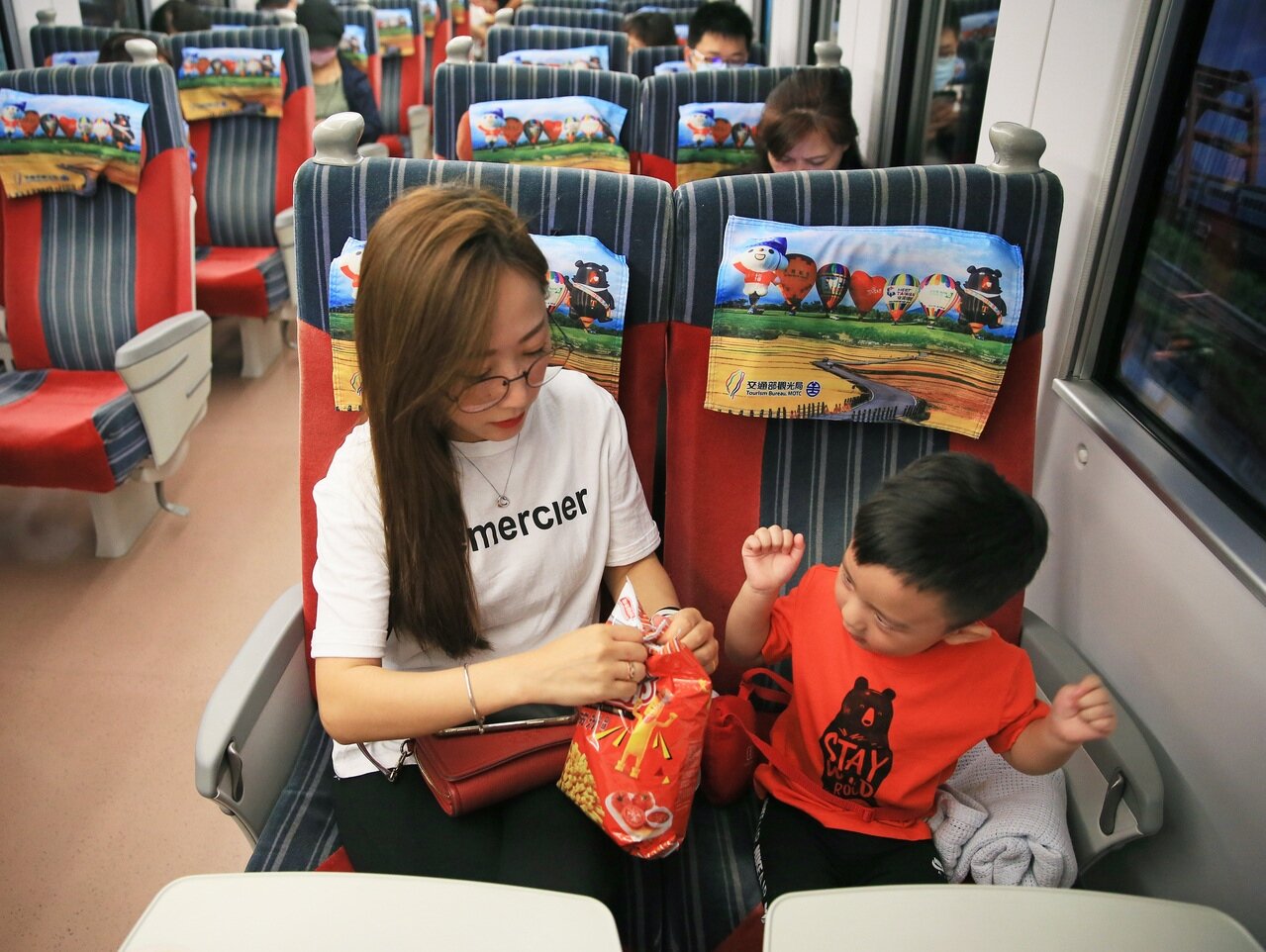 全台昨起大解封,台鐵列車內也開放飲食。記者潘俊宏/攝影