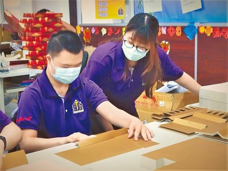 青年阿昱（左）到台中市勞工局庇護工場學習展現成效，見證「給他機會，人人都能成為工作高手」。（盧金足攝）