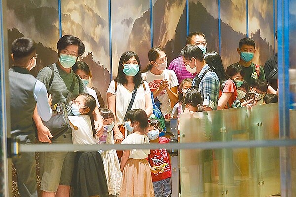 新冠肺炎疫情趨緩,7日起全台大解封,逐步重回正常生活。台北101觀景台等候買票的民眾大牌排長龍。(陳信翰攝)