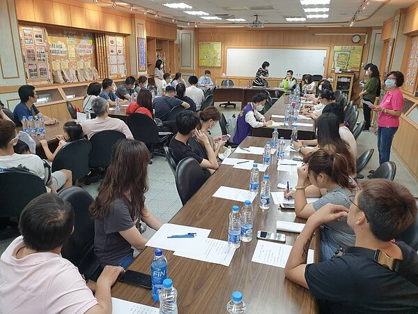 新北樹林文林公共托育中心日前發生虐童事件,新北社會局指出,前天已對4名涉不當對待的托育人員提出刑事告訴,今也與家長、民意代表進行座談會。圖/新北社會局提供