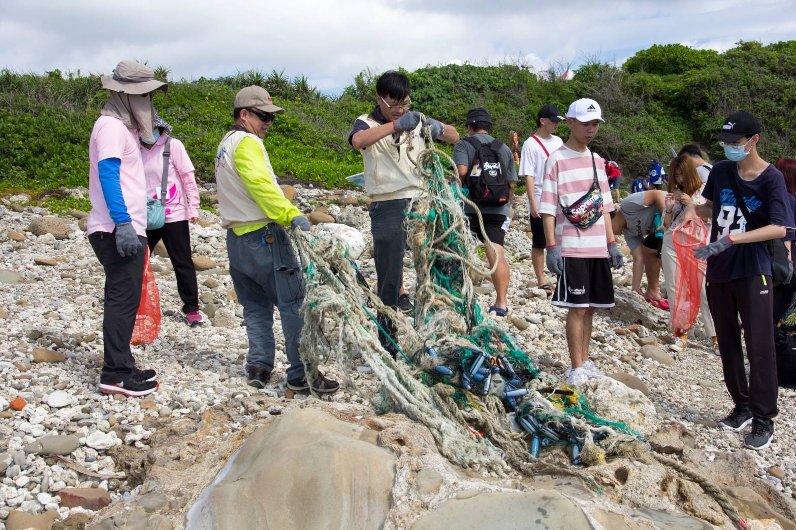 台東近400人同時淨灘、淨港、淨海，清出上千公斤垃圾。圖／台東縣環保局提供