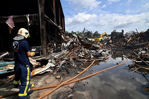 位於新北市八里區的紙風車劇團倉庫6日發生大火,道具、場景全毀。圖/取自紙風車劇團臉書