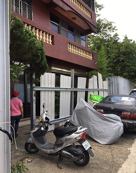 竹縣關西鎮仁安里中豐路有十多戶建物因門前一條原徵收後來撤銷的私地,遭土地所有權人於住宅前方約1公尺範圍內私設鐵皮圍籬並擺放廢棄車輛,造成住戶通行不便。圖/新竹縣政府提供