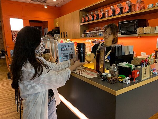 新北市環保局於汐止東方科學園區試辦,推出可供租借的環保杯「新北Ucup」2.0版,取代裝冷熱飲的一次性大紙杯、塑膠杯。圖/新北市政府環境保護局提供