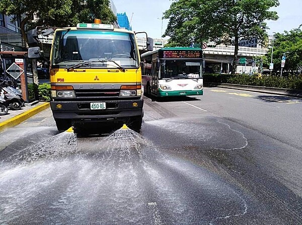 台北市政府提醒，每年6至7月是熱傷害就醫的高峰期，各單位也啟動熱浪預警機制。圖／台北市環保局提供