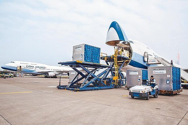 交通部擬爭取開放大陸6個機場，第一階段客機載貨，第二階段全面開放，圖為華航貨機。（華航提供）