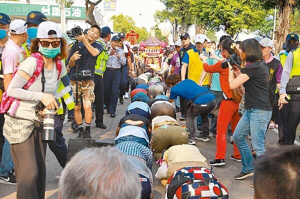 大甲媽將於11日起駕,展開9天8夜遶境行程,疫情指揮中心表示,若有人鑽轎腳,會遭工作人員勸阻。往年鑽轎底盛況今年將不復見。(中國時報資料照片)