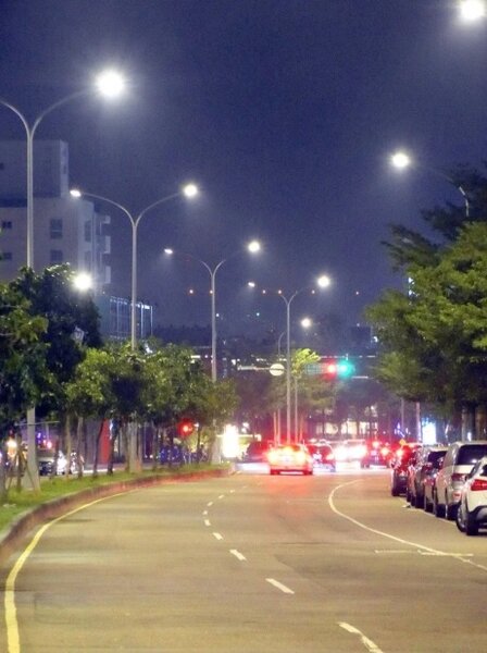中市府將傳統路燈汰換成LED路燈，議員建議加速設置智慧路燈，迎接5G時代來臨。圖／中市建設局提供
