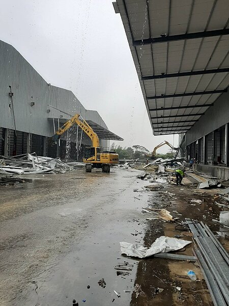 不肖業者趁大雨在林口偷蓋超大型違建鐵皮屋出租,拆除大隊花一天全數拆除。圖/新北市工務局提供