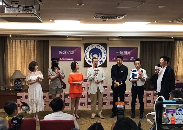 資深藝人(由左至右)王彩樺、利菁、葉璦菱、巴戈、徐乃麟、郭子乾、曾國城,同時來到內政部,向第一線防疫人員表達謝意。好房網News記者李彥穎攝